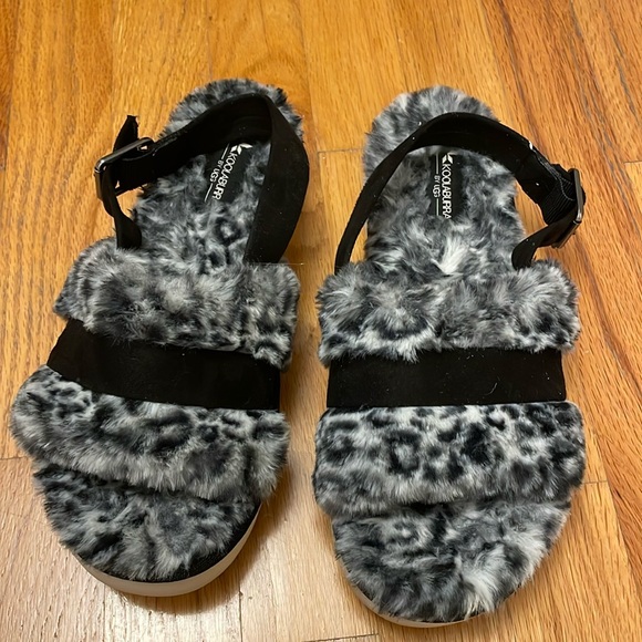 Koolaburra by UGG Slippers. Size 8. Black/Gray Animal Print. EUC. Adjustable - Picture 2 of 11